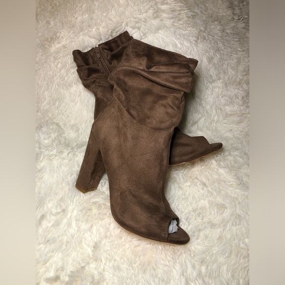 VENUS Brown Suede Ankle Booties size 9 NWOT - Picture 1 of 14